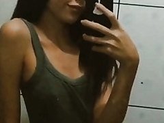 Kamila Melo fazendo selfie mostrando biquinho do peito