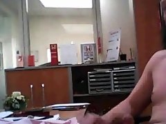 Jörg Fladung masturbiert in Cam, bei der Arbeit, mit einem junge madchen