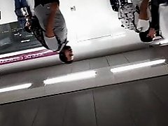 BAJO EL SHORT EN EL METRO