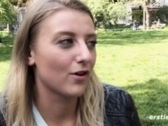 'Geile 19-jährige Münchnerin verwöhnt Muschi vor Kamera'