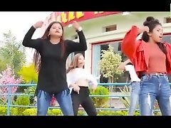 Girl Hot Kiss in Public De De Chuma Tu Libistika Butake New Maithili Song