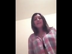 Madura se quita la ropa y enseña su vagina
