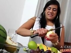 Aline Rios se lambuza com salada de frutas
