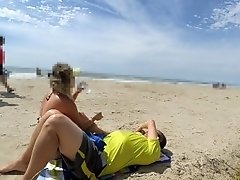 REAL AMATEUR PUBLIC HANDJOB RISKY ON THE BEACH !!! PEOPLE WALKING NEAR...