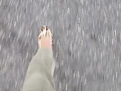 Mes pieds et escarpins dans la rue